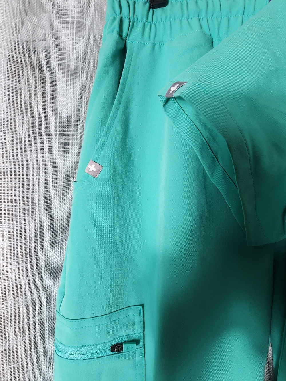 FIGS Women's Teal V-Neck Scrub Top & Jogger Set - Picture 4 of 10